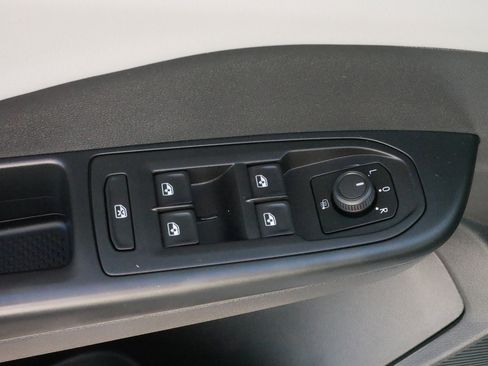 Certified 2022 Volkswagen Taos SE image 19