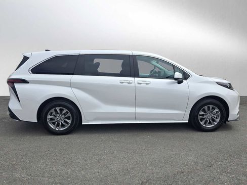 Used 2025 Toyota Sienna XLE AWD/4WD image 2