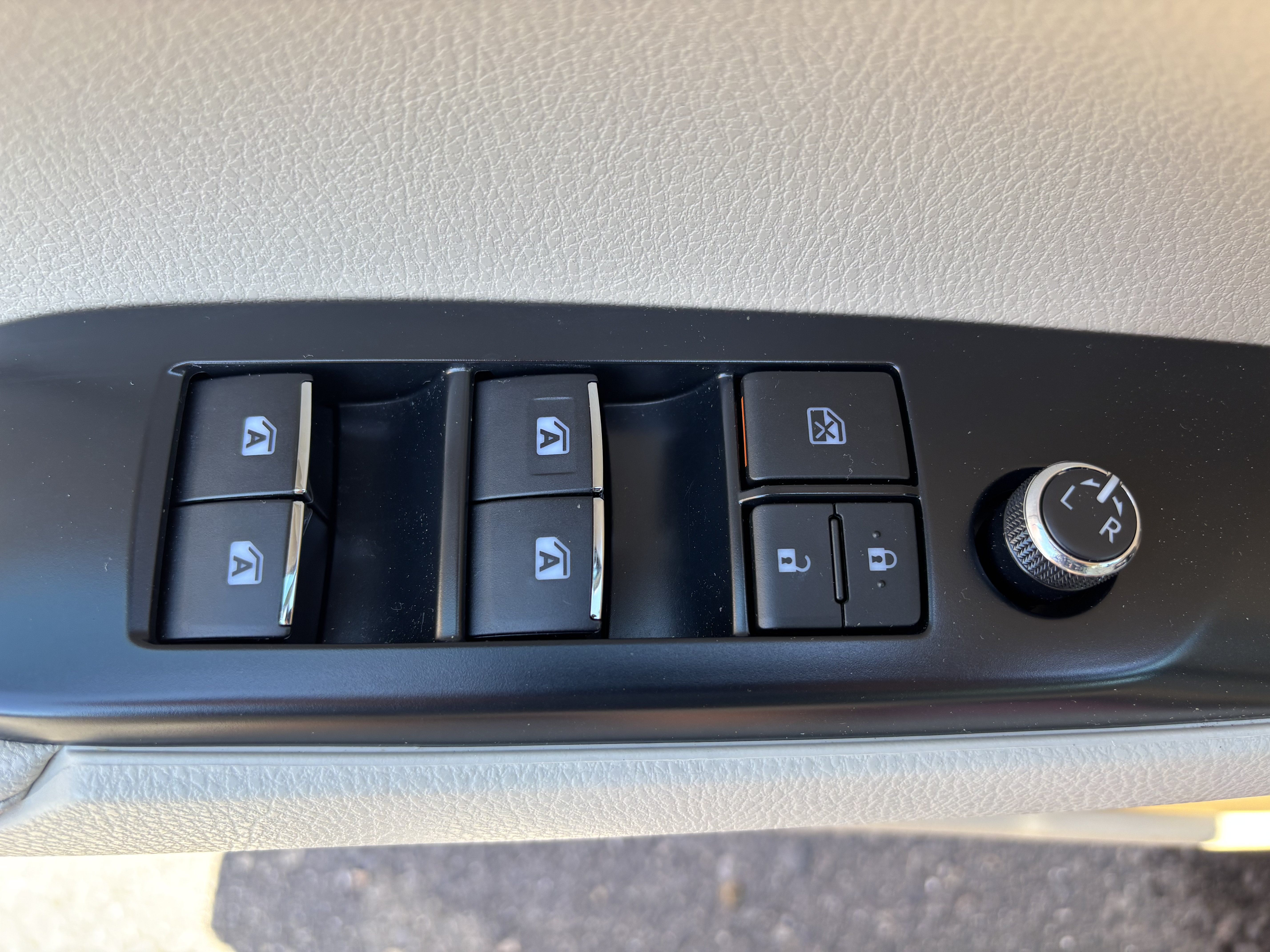 Used 2018 Toyota Camry XLE FWD image 17