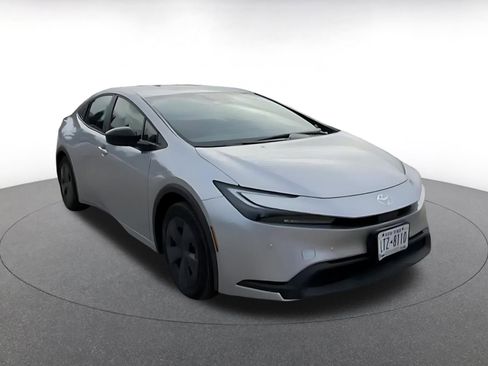 Used 2025 Toyota Prius LE image 3