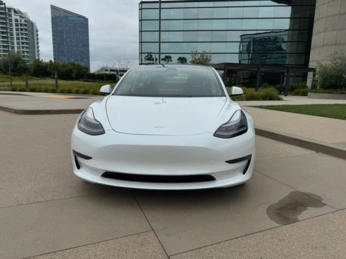 Used 2022 Tesla Model 3 Standard Range image 2