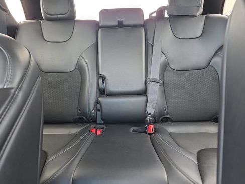Used 2019 Jeep Cherokee Latitude Plus w/ Cold Weather Group AWD/4WD image 20
