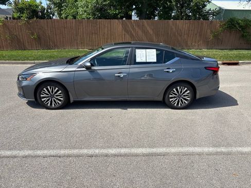 Used 2025 Nissan Altima 2.5 SV w/ SV Premium Package FWD image 2
