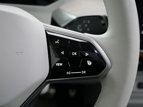 Used 2025 Volkswagen ID. Buzz 1st Edition image 30