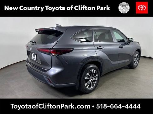 Used 2024 Toyota Highlander XLE AWD/4WD image 3