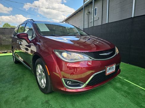 Used 2017 Chrysler Pacifica Touring-L Plus w/ Tire & Wheel Group FWD image 2