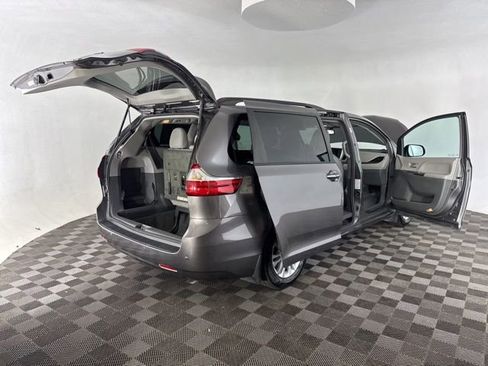 Used 2017 Toyota Sienna XLE Premium image 16