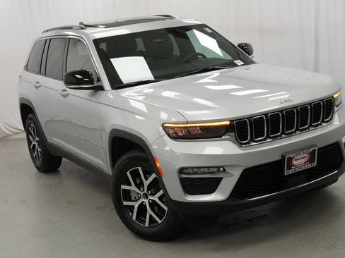 Used 2025 Jeep Grand Cherokee Limited AWD/4WD image 15