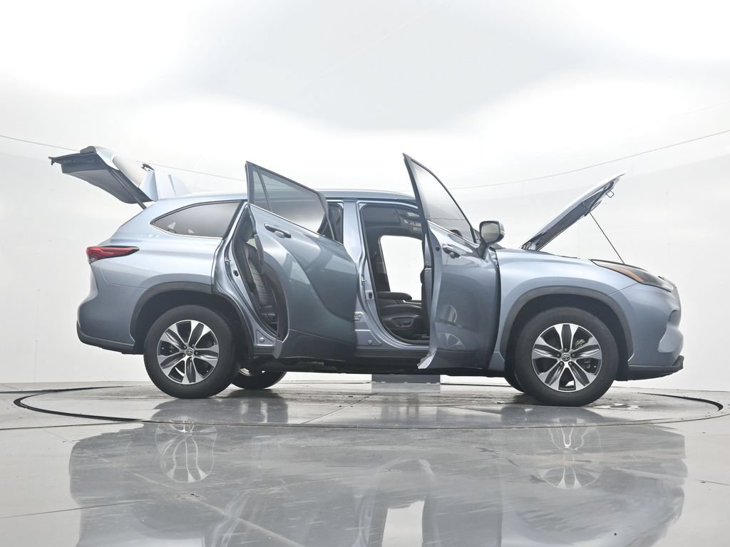 Used 2022 Toyota Highlander XLE FWD image 42