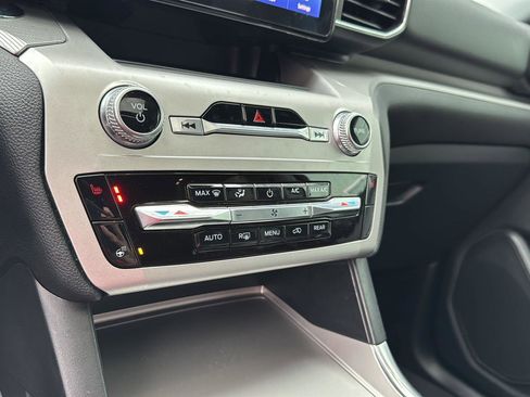 Used 2022 Ford Explorer XLT w/ Equipment Group 202A image 25