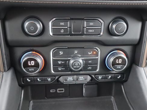 Certified 2024 Chevrolet Suburban High Country image 30