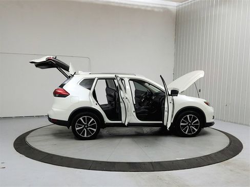 Used 2017 Nissan Rogue SL image 16