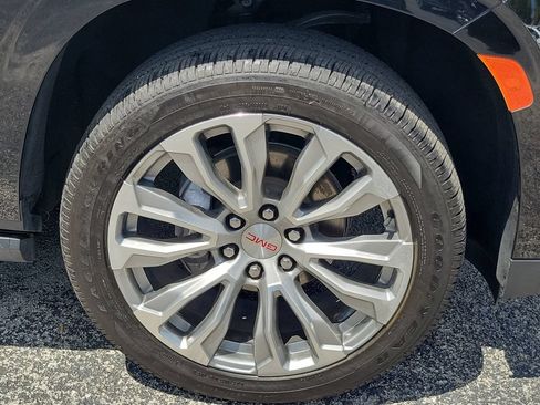 Used 2022 GMC Yukon Denali w/ Denali Premium Package AWD/4WD image 9