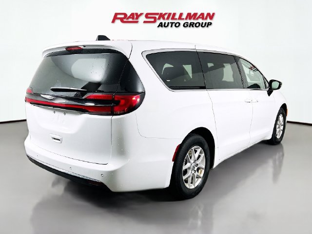Used 2024 Chrysler Pacifica Touring-L FWD image 7