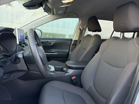 Used 2025 Toyota RAV4 LE image 9