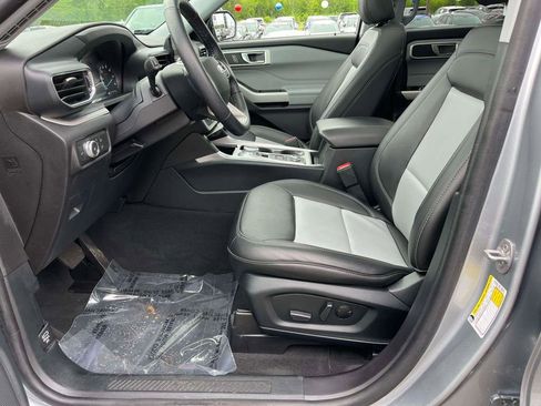 Used 2022 Ford Explorer XLT w/ Equipment Group 202A AWD/4WD image 16