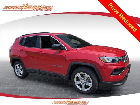 Used 2024 Jeep Compass Latitude w/ Sun and Sound Group AWD/4WD image 1