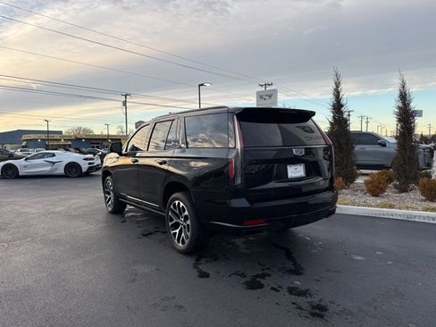 Used 2023 Cadillac Escalade Sport w/ LPO, ONYX Package image 9