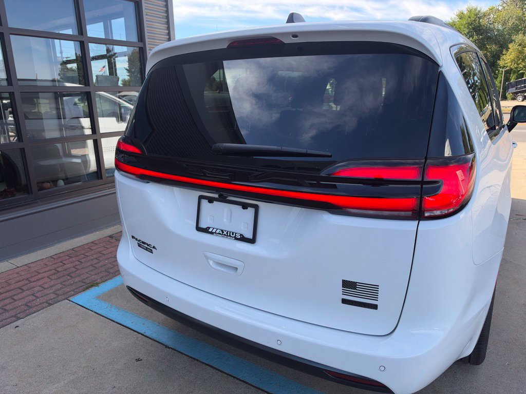 New 2027 Chrysler Pacifica Select AWD/4WD image 12