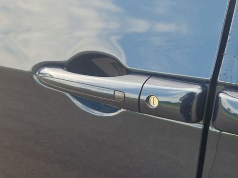 Used 2023 Chrysler Pacifica Touring-L FWD image 25