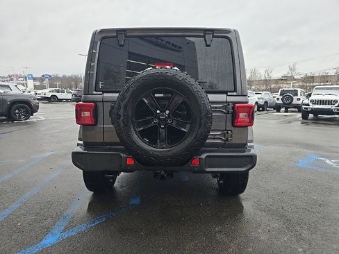 Used 2022 Jeep Wrangler Unlimited Sahara image 5