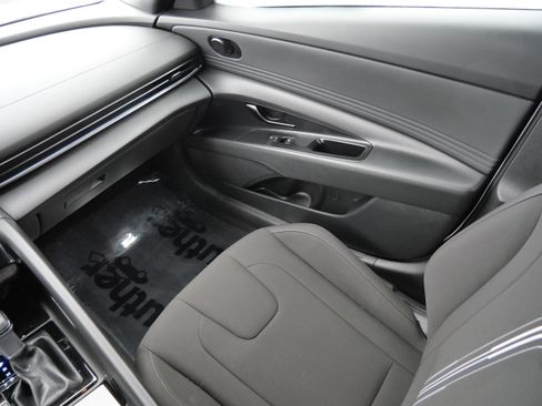 Certified 2025 Hyundai Elantra SEL image 11