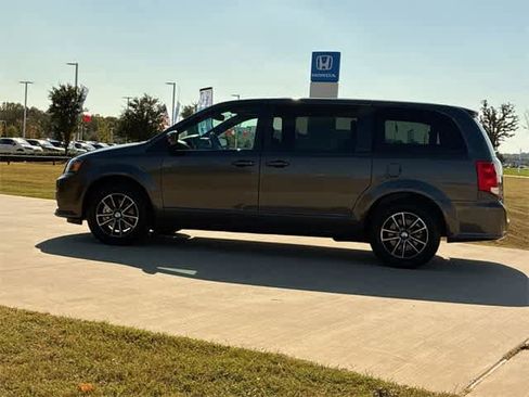 Used 2019 Dodge Grand Caravan SE image 4