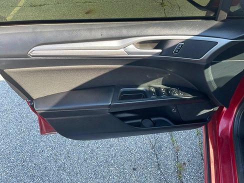 Used 2020 Ford Fusion SE FWD image 17