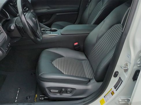 Used 2024 Toyota Camry SE image 11