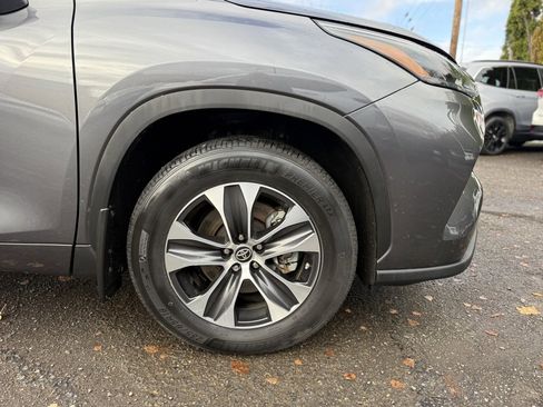 Used 2023 Toyota Highlander XLE image 12