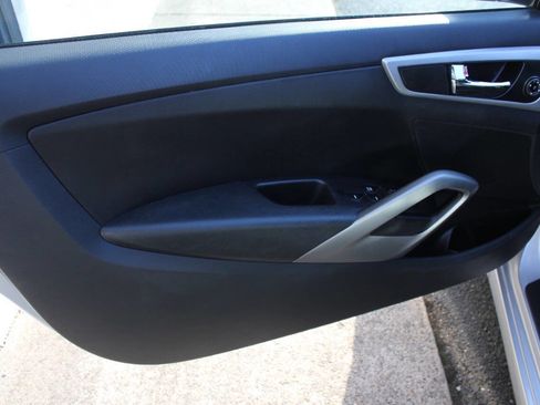 Used 2017 Hyundai Veloster image 12
