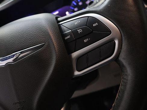 Used 2020 Chrysler Pacifica Touring-L Plus FWD image 22