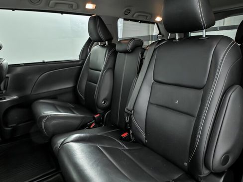 Used 2016 Toyota Sienna SE w/ SE Preferred Package FWD image 18