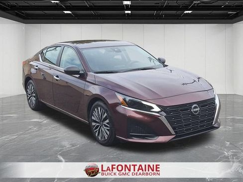 Used 2024 Nissan Altima 2.5 SV FWD image 8