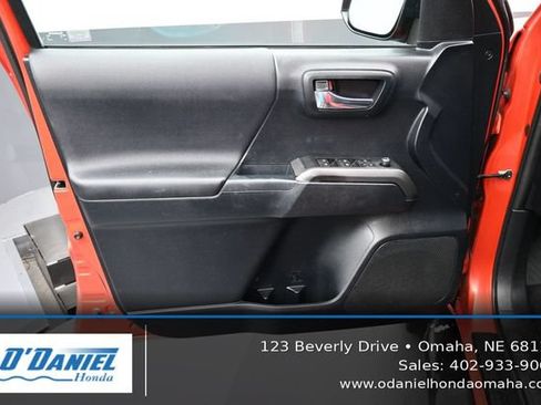 Used 2016 Toyota Tacoma TRD Off-Road AWD/4WD image 23