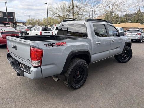 Used 2018 Toyota Tacoma TRD Off-Road AWD/4WD image 4