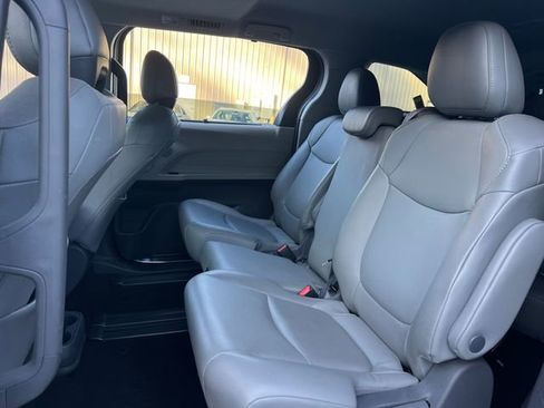 Used 2021 Toyota Sienna XLE image 18