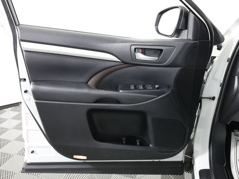 Used 2019 Toyota Highlander XLE w/ Carpet Mat Package (TMS) AWD/4WD image 12