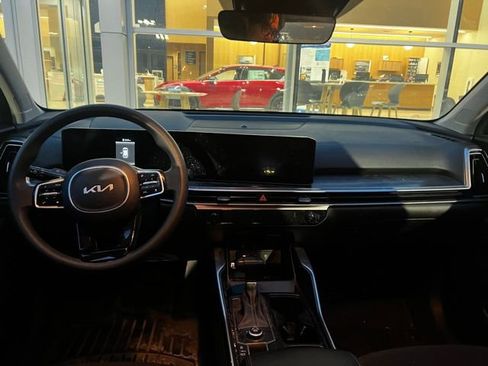 Certified 2025 Kia Sorento LX FWD image 5