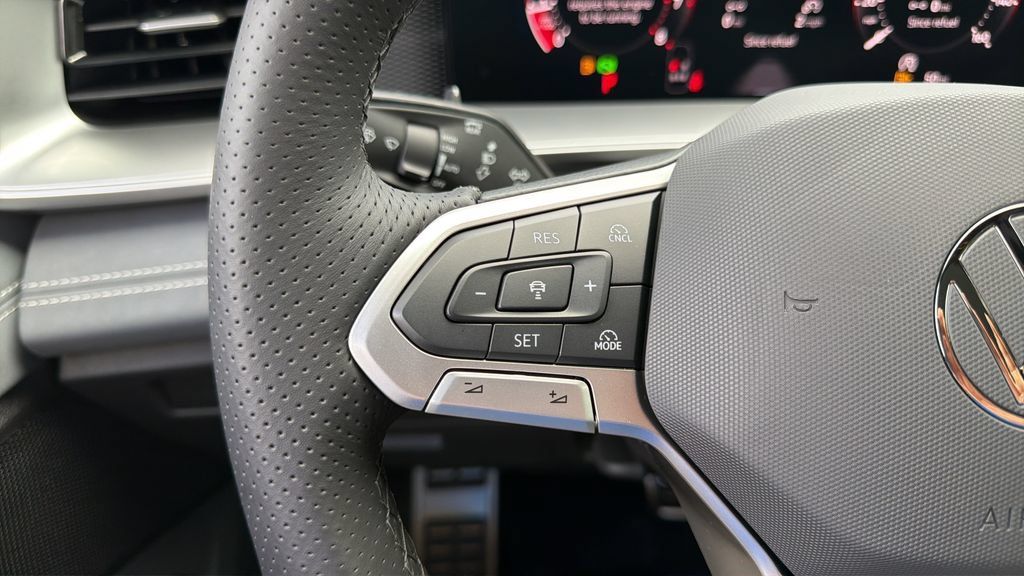 New 2026 Volkswagen Tiguan SE R-Line FWD image 21