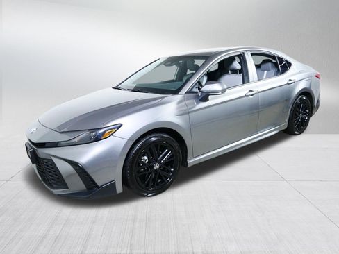 Used 2026 Toyota Camry SE AWD/4WD image 3