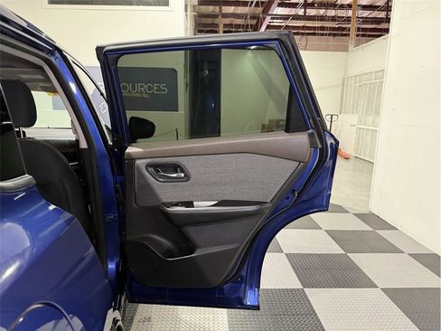 Used 2022 Nissan Rogue SV image 35