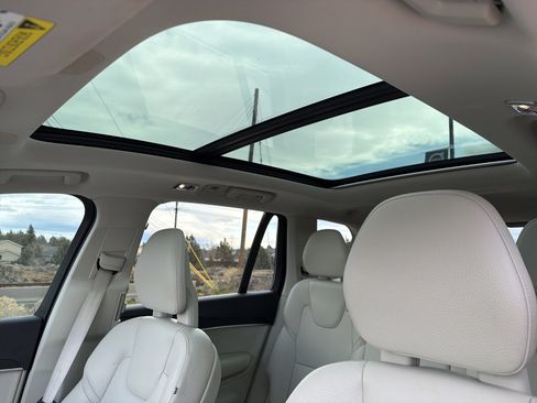 Used 2020 Volvo XC90 T5 Momentum w/ Protection Package Premier image 19