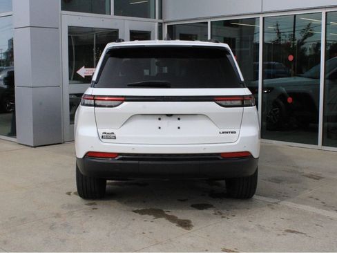Used 2023 Jeep Grand Cherokee Limited w/ Black Appearance Package AWD/4WD image 6