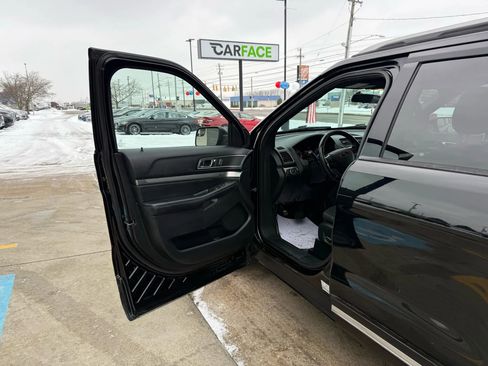 Used 2018 Ford Explorer XLT image 18