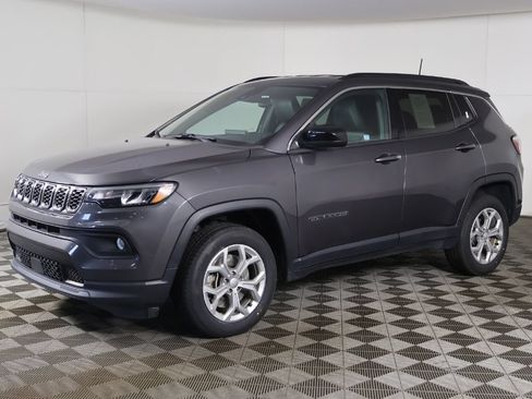 Used 2024 Jeep Compass Latitude AWD/4WD image 5