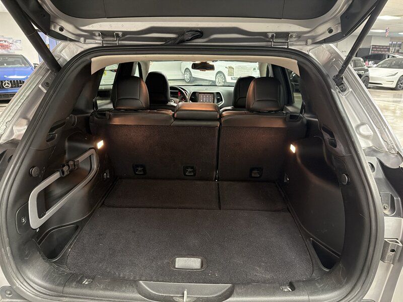 Used 2018 Jeep Cherokee Latitude Plus w/ Comfort/Convenience Group FWD image 40
