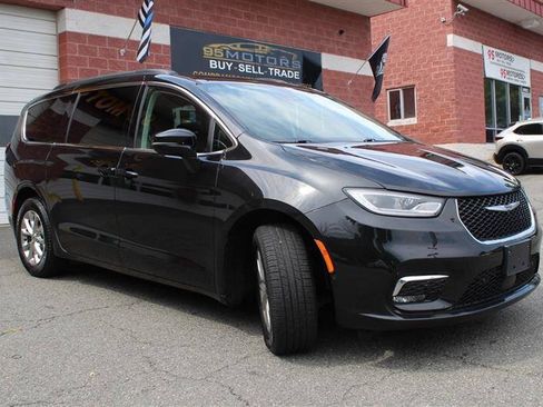 Used 2022 Chrysler Pacifica Touring-L w/ Uconnect Theater Family Group AWD/4WD image 7
