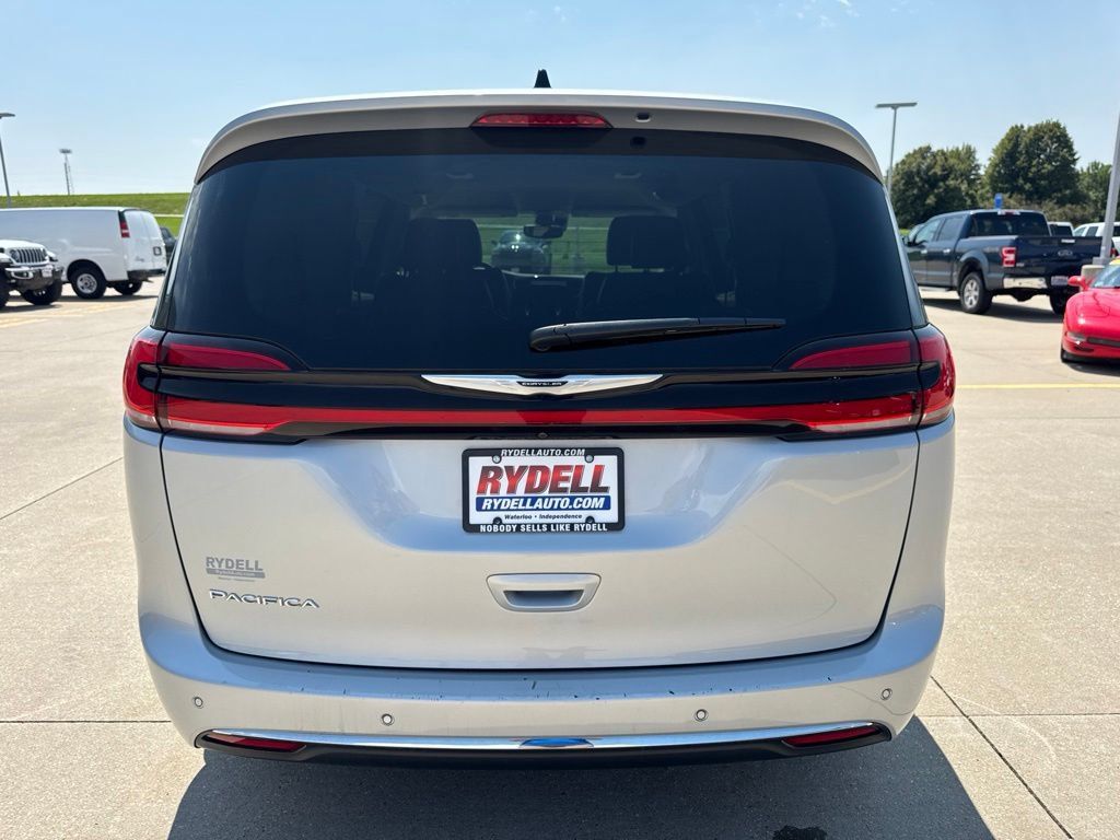 Certified 2024 Chrysler Pacifica Touring-L FWD image 32
