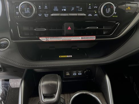Used 2024 Toyota Highlander Limited FWD image 23